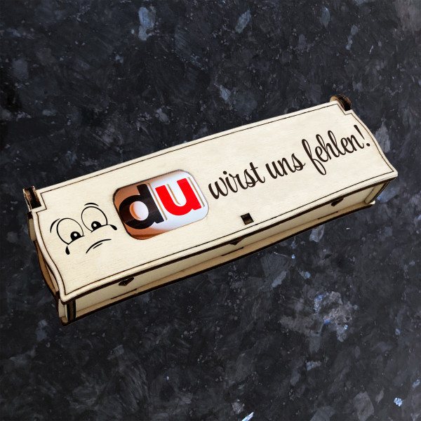 Du wirst uns fehlen! | Gravur auf Holz Geschenkbox mit Schokoriegel | Neues Design