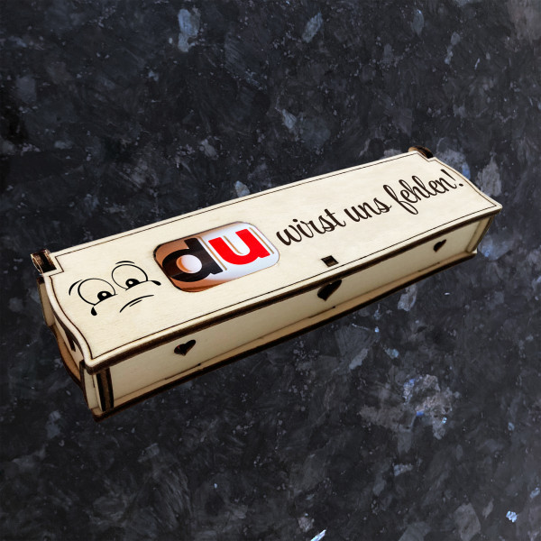 Du wirst uns fehlen! | Gravur auf Holz Geschenkbox mit Schokoriegel | Neues Design