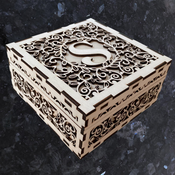 Edel gestaltete Holz Geschenkbox mit Ihrem persönlichen Monogramm