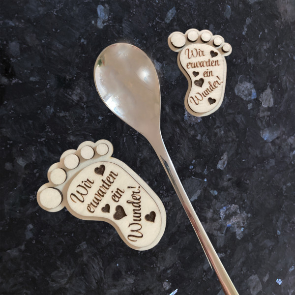 Verkündung Schwangerschaft Holz Babyfuß mit Gravur Kühlschrankmagnet