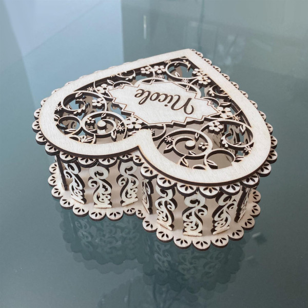 Filigrane Herz Geschenkbox aus Holz Personalisiert Handarbeit